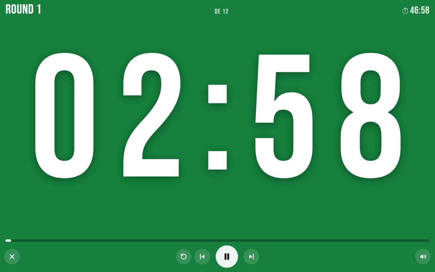 Timer de treino em andamento, com tempo do round e controles de pausa e avanço.