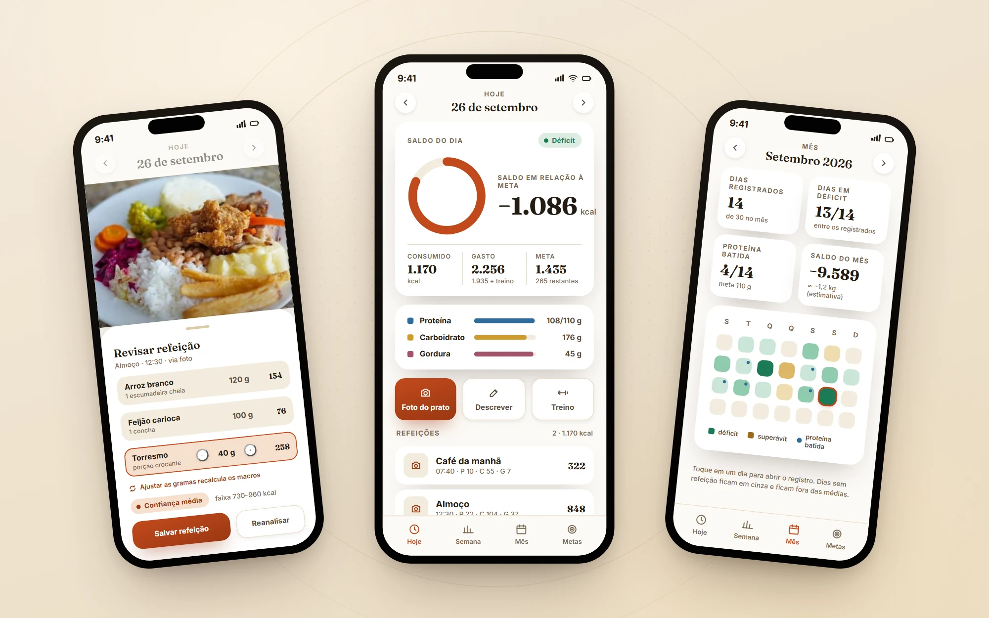 Três telas do novo desenho do app: revisão de uma refeição estimada por foto, saldo do dia com macros e calendário do mês com dias em déficit. Dados fictícios.