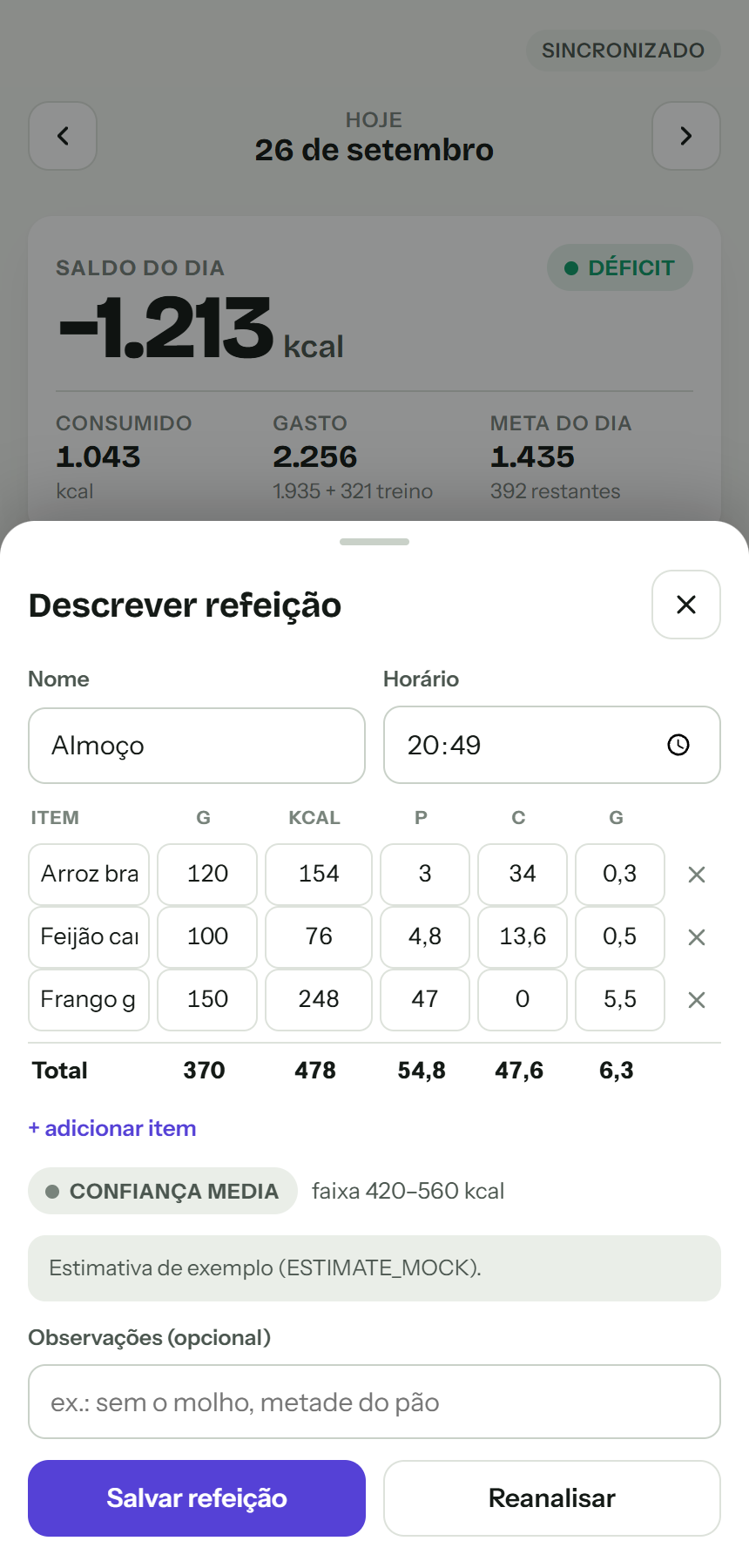 Revisão de uma refeição com itens, gramas, calorias, macros e faixa de confiança.